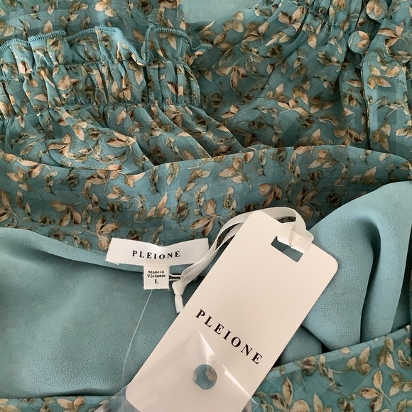 Pleione Blouse NWT Delicate floral V-neck 2 layer - Picture 5 of 7